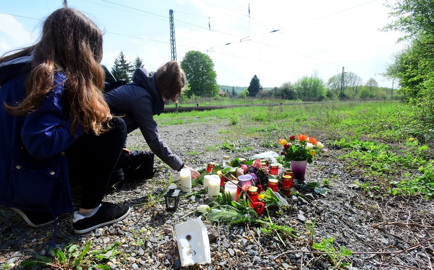 Abiturienten legten nach dem Unfall in Leißling Blumen an die Unfallstelle.