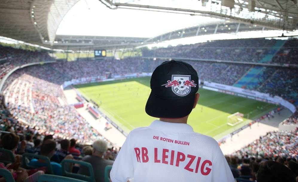 Elf Einlaufkinder dürfen gegen den BVB nicht nur inklusive Begleitperson ins Stadion, sondern bekommen auch einen Trikotsatz.