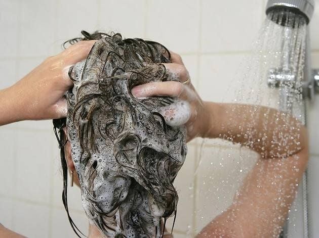 Zwei bis drei Mal die Woche die Haare zu waschen ist bei normalem Haar vollkommen ausreichend.