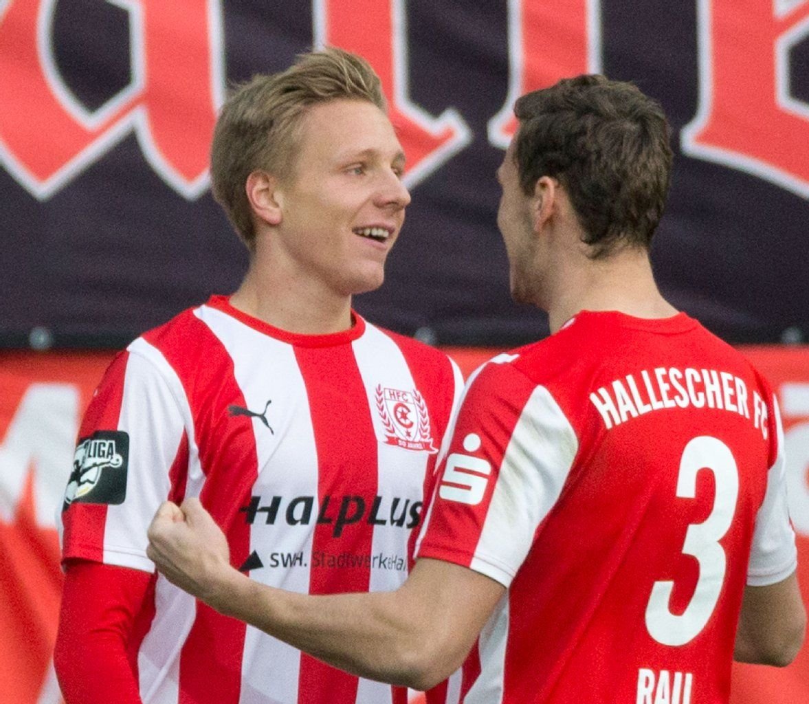 HFC-Abwehrspieler Dominic Rau (r.) beglückwünscht HFC-Mittelfeldspieler Dorian Diring (l.) nach dessen Treffer zum 2:0 im Spiel der 3. Bundesliga Hallescher FC gegen FC Hansa Rostock im Erdgas Sportpark in Halle am 05.12.15.