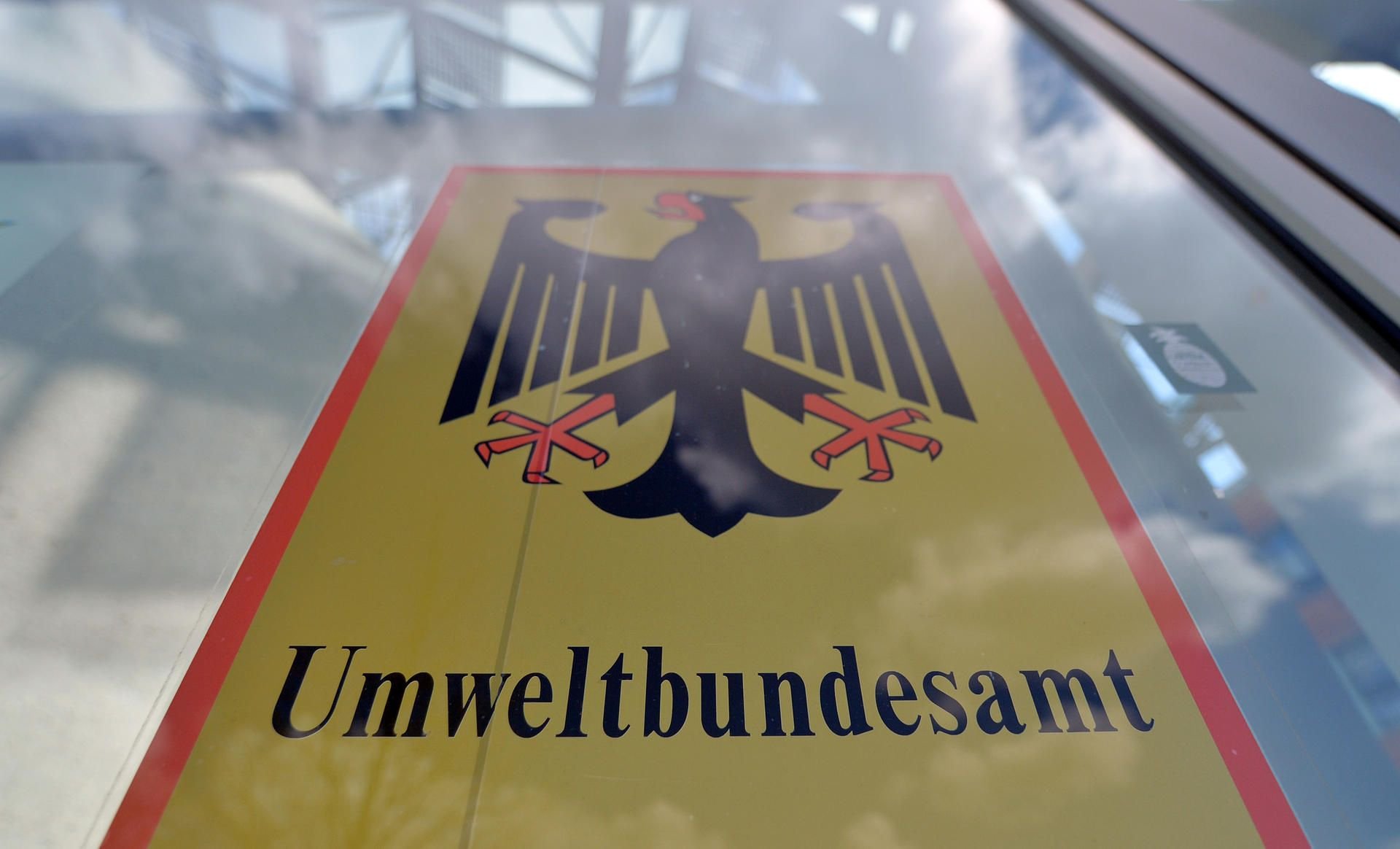 Blick auf den Eingang zum Umweltbundesamt (UBA) in Dessau-Roßlau.