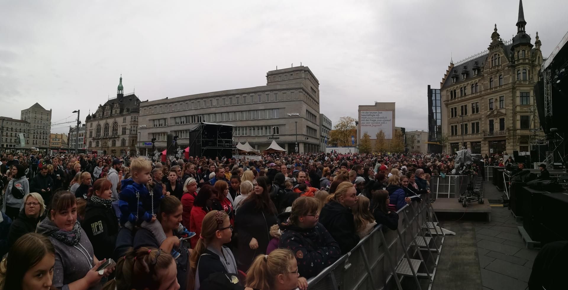Pünktlich um 14 Uhr begann ddie Gedenkveranstaltung #HalleZusammen auf dem Markt.