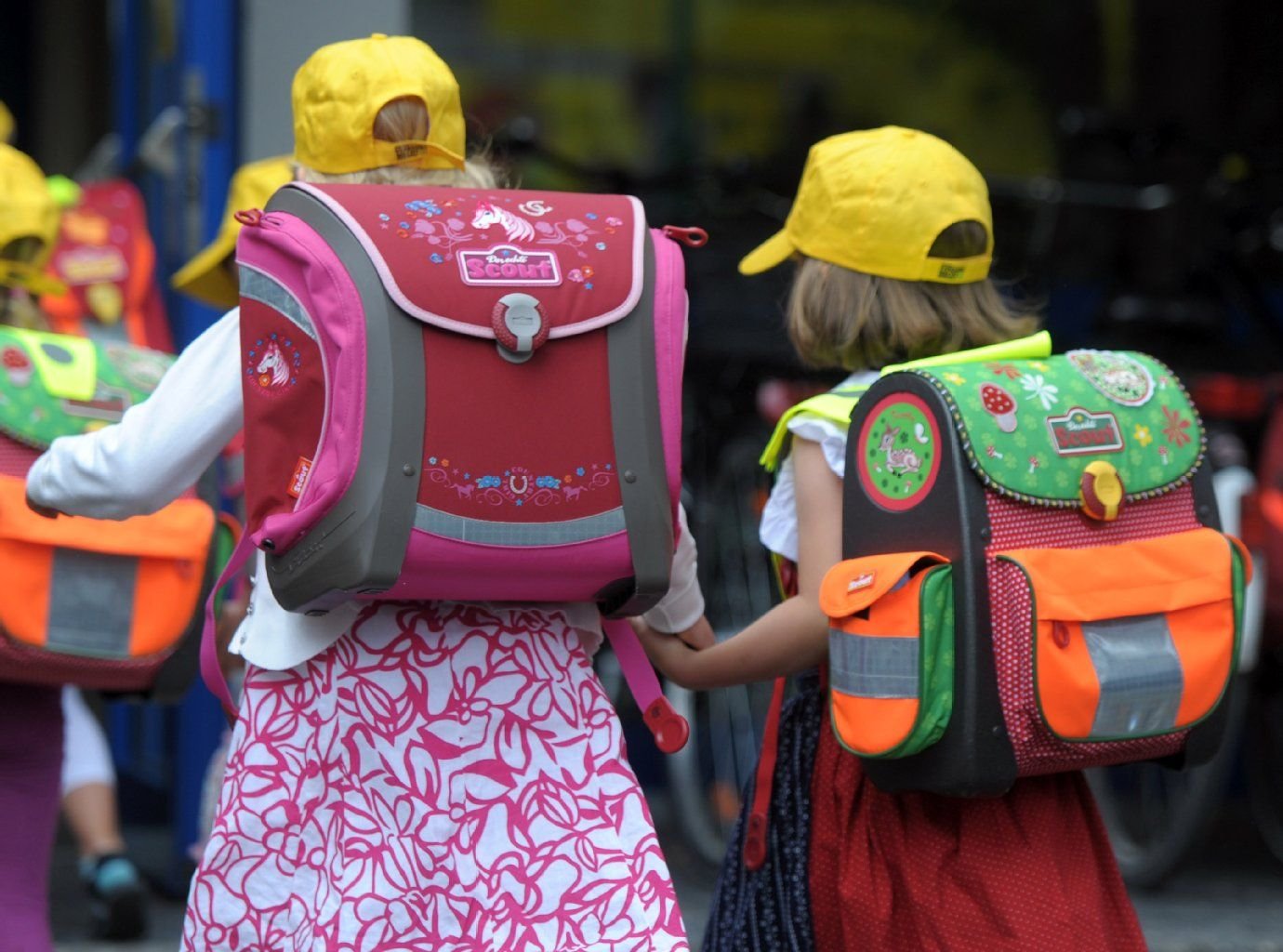 Erstklässler gehen gemeinsam in die Grundschule.