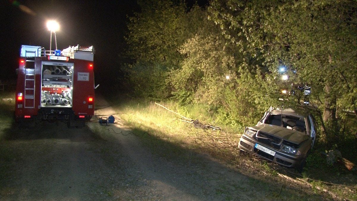 Rettungskräfte beleuchten die Unfallstelle auf der Landstraße zwischen zwischen Wegeleben und Emersleben.