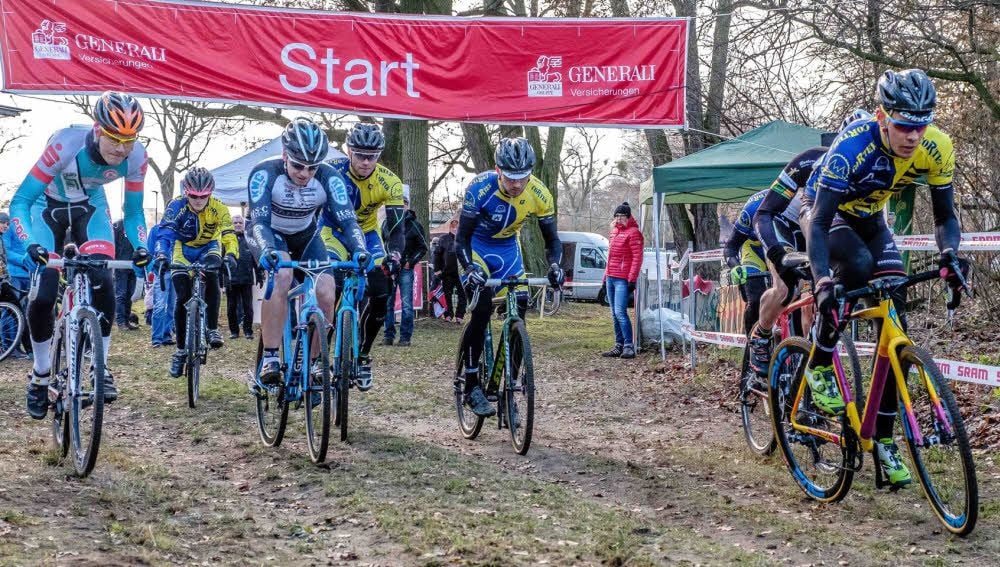 Beim zweiten Wittenberger Rad-Cross standen mehrere Landesmeisterschaftsläufe auf dem Programm. Hier der Start zum Eliterennen.