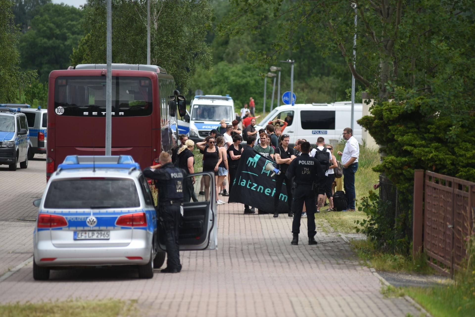 Die Polizei im sächsischen Ostritz kontrolliert am Samstag die Zufahrten zum wohl bekanntesten Neonazi-Treffen Deutschlands.