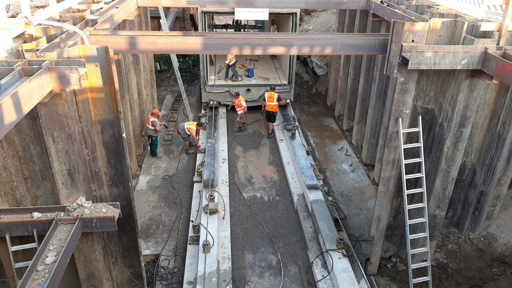 Das große Tunnelteil wird mit Hilfe zweier Seile an Ort und Stelle gezogen.