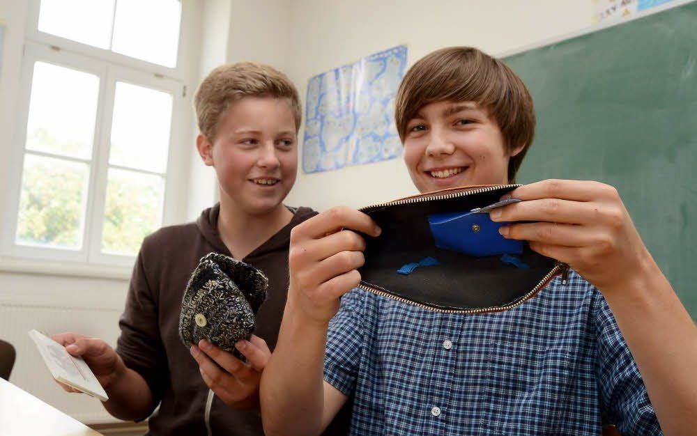 Eric Hempel und André Fiedelak haben eine fiktive Schülerfirma gegründet, um eigene Federmappen zu vermarkten.