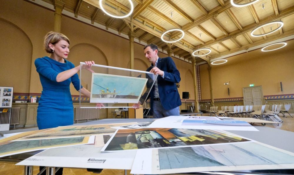 Vor dem Besuch rahmen Ulrike Fischer und Jan Riedel Feininger-Drucke.
