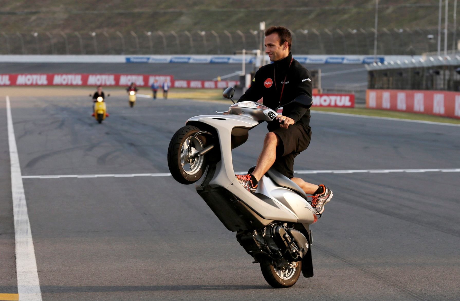 Nicht zur Nachahmung im Straßenverkehr empfohlen: Der französische Motorradrennfahrer Johann Zarco, der Rennen in der Moto2-Klasse fährt, mit einem Roller in Motegi (Japan) auf dem Hinterrad.