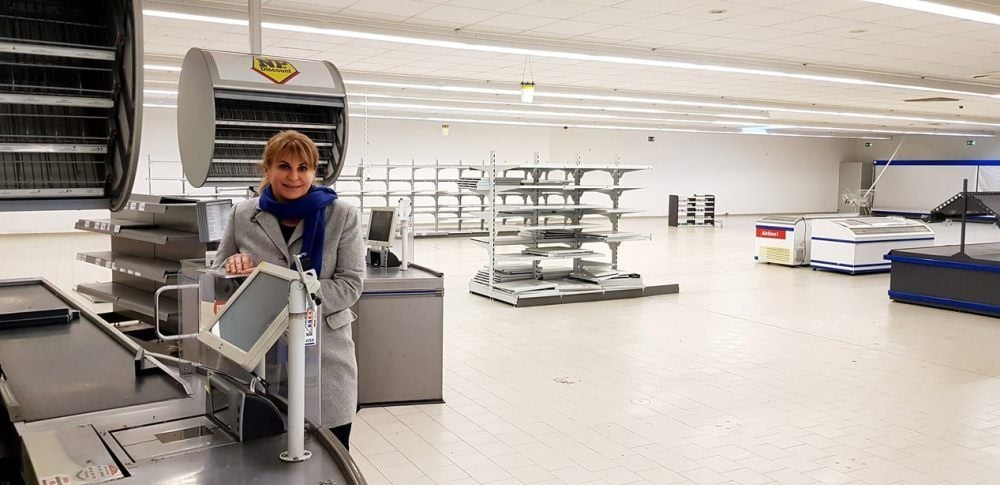 Ina Leischner in den Räumen des ehemaligen NP-Marktes. Dort will die Unternehmerin nach einem Umbau mit ihrer Apotheke einziehen.
