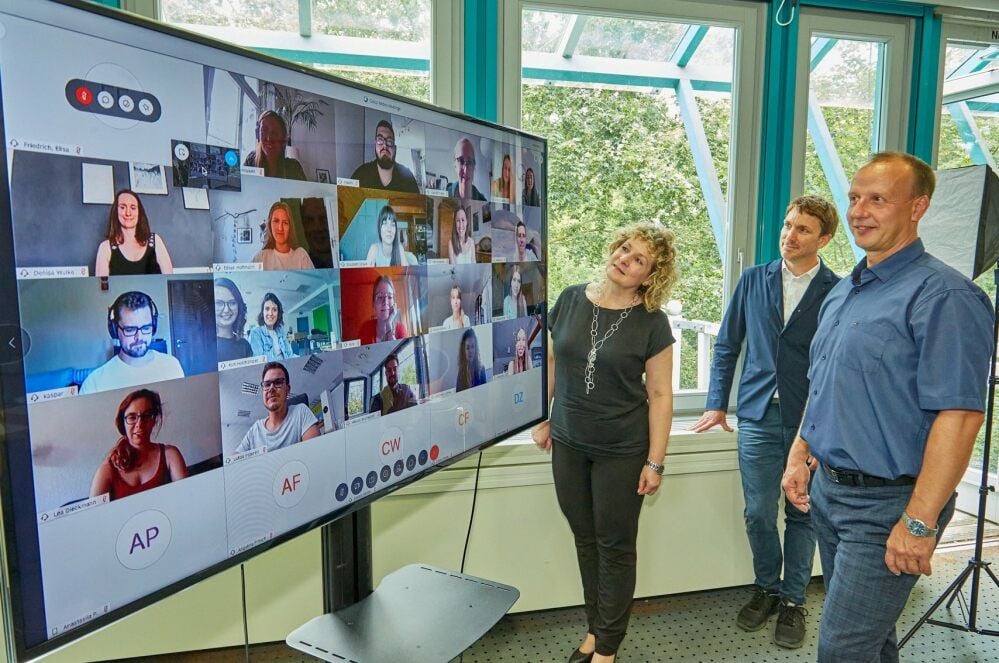 Thomas Gruschka (rechts) und Susan Rettig von der Bernburger Freizeit GmbH sowie Professor Daniel Michelis (Mitte) sprechen mit den Studenten über die Ergebnisse des Projekts.