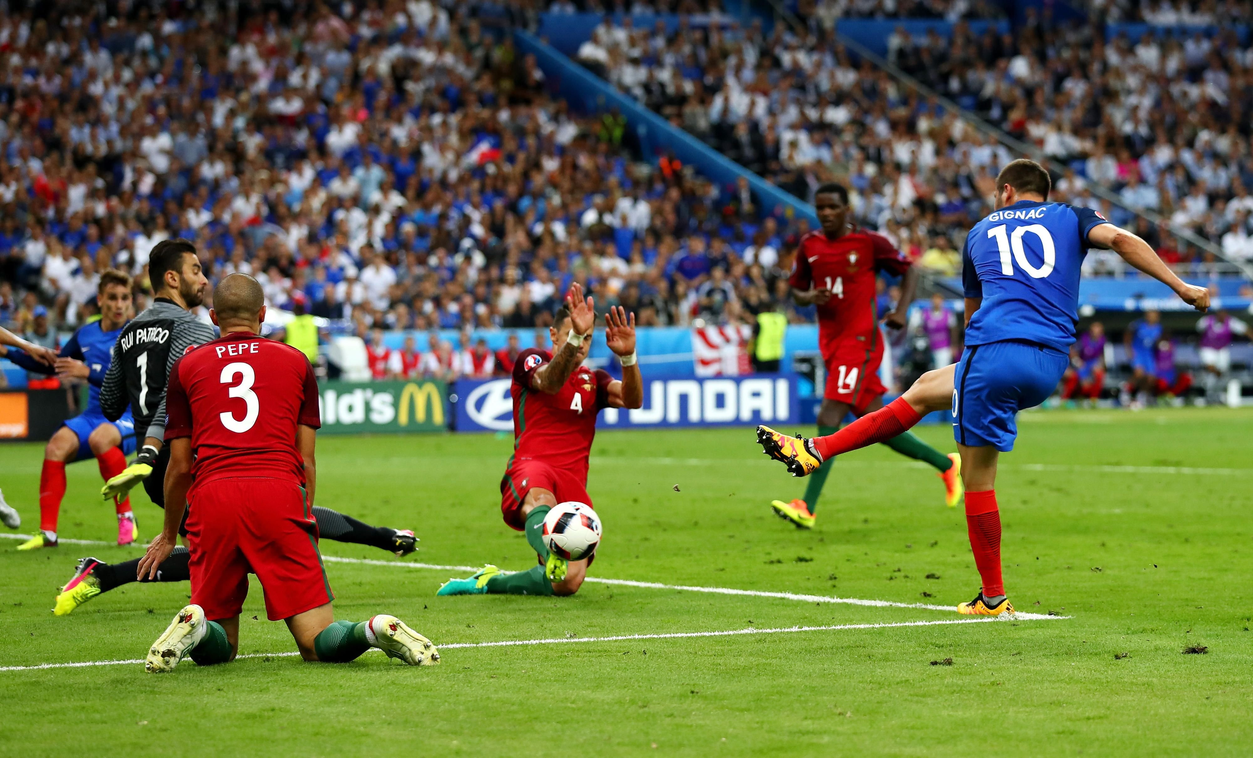 Frankreichs Andre-Pierre Gignac überwindet Abwehr und Torwart, trifft aber in der Nachspielzeit nur den Pfosten.