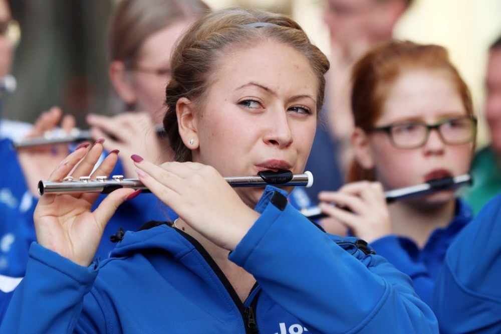 In der Farbe ihres Vereins treten die jungen Spielleute in Quedlinburg auf. Der Spielmannszug Elbingerode präsentiert sich traditionell in Blau.