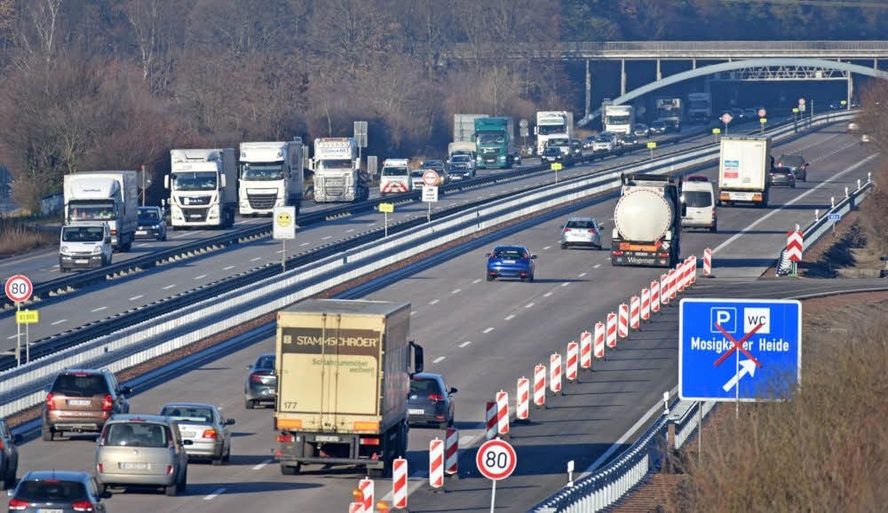 Der A-9-Parkplatz Mosigkauer Heide ist noch nicht freigegeben. Der Verkehr in Richtung Berlin konnte am Montag aber auf drei neuen Spuren rollen.