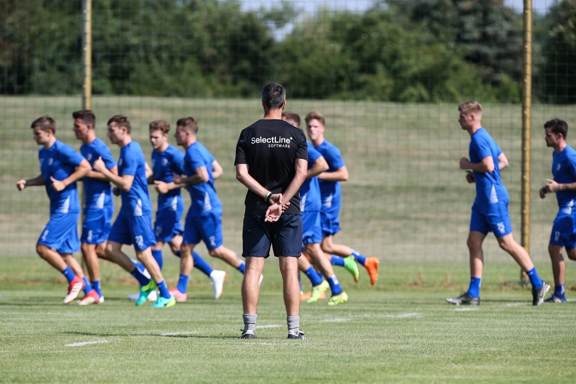 Trainer Jens Härtel beobachtet sein Team bei der ersten Einheit der Vorbereitung.