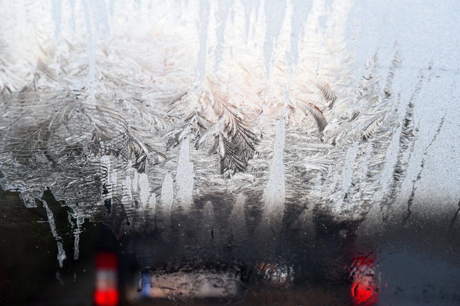 Die Feuchtigkeit im Winter führt dazu, dass Scheiben beschlagen und zufrieren.