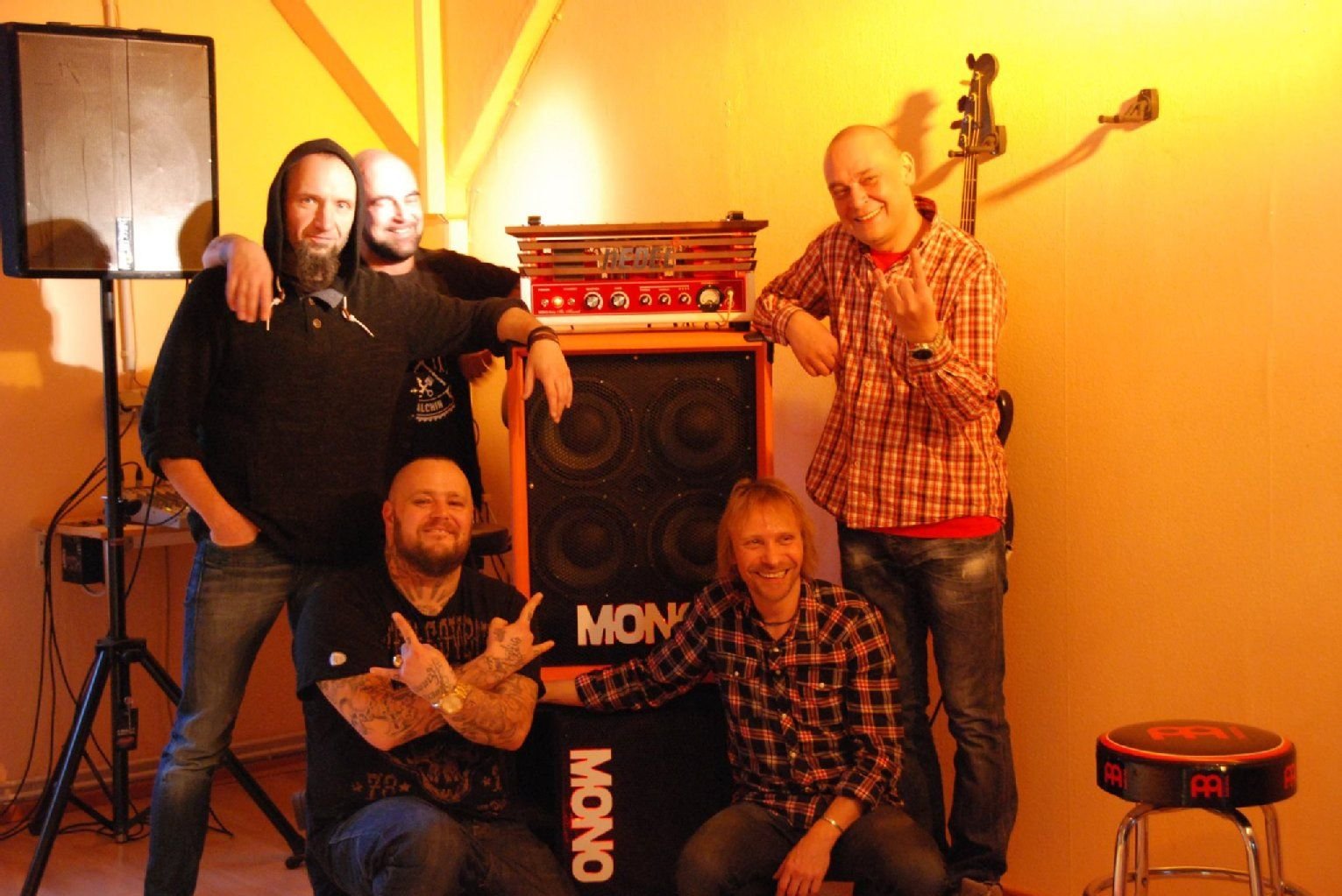 Torsten Hedel (rechts) mit den Musikern von Haudegen in seiner Verstärker-Manufaktur in einer ehemaligen Näherei im Osten von Halle.