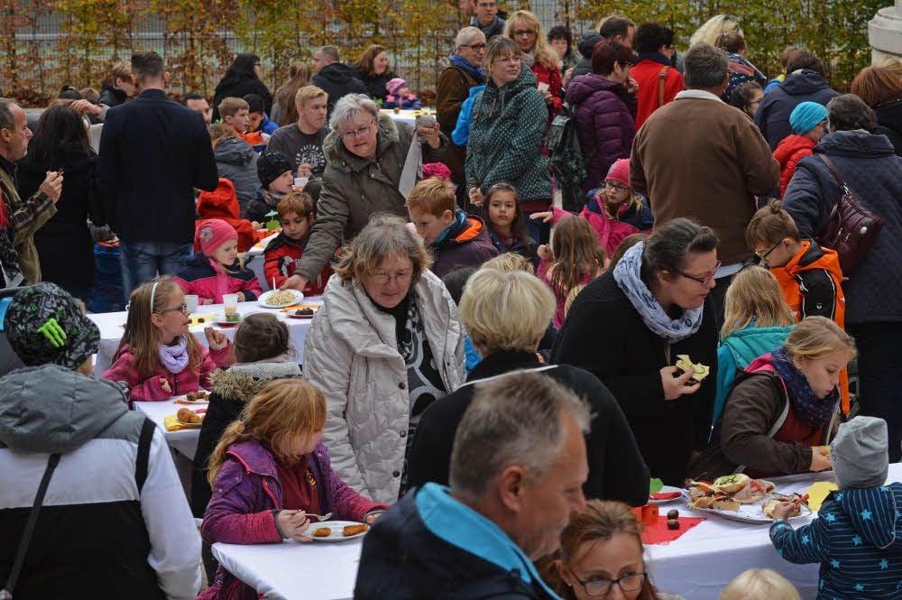 Jung und Alt feiern gemeinsam den 15. Geburtstag der evangelischen Grundschule in Aschersleben.