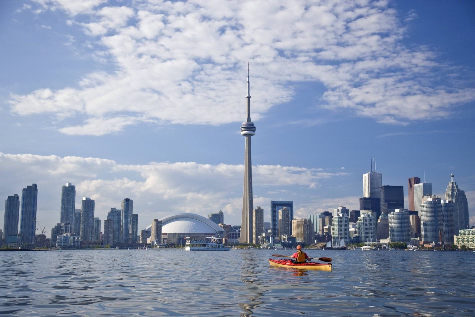 Blick auf Hafen und Skyline von Toronto, Kanada.