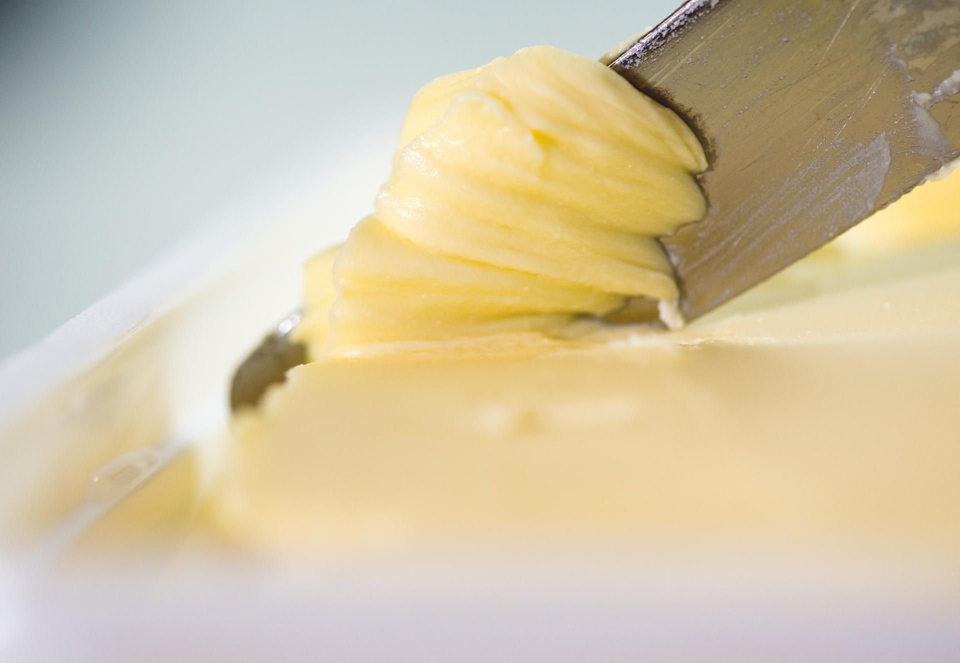 Pflanzliche Alternative zur Butter: Knapp die Hälfte der von der Stiftung Warentest überprüften Margarinen bekamen die Note „gut“, einmal gab es auch ein „mangelhaft“.