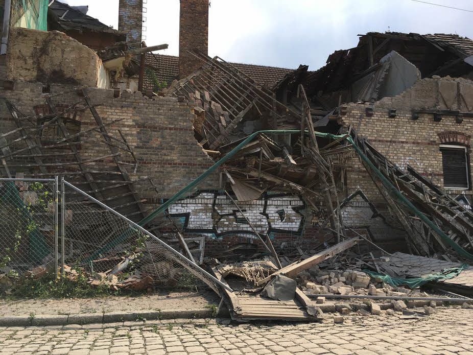 Das Dach des Saalanbaus ist fast komplett eingestürzt.