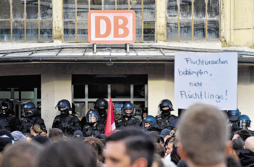 Polizisten sichern während der Kundgebung „Der extremen Rechten entgegentreten“ den Bahnhof in Köthen.