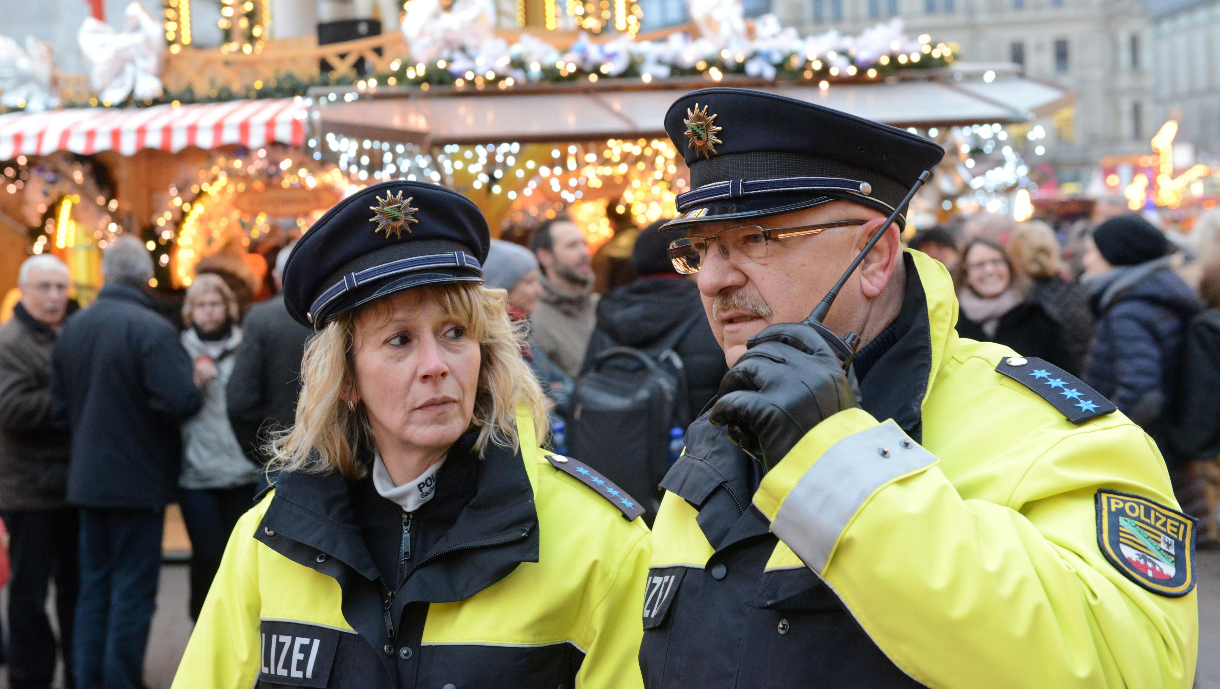 Polizeistreife auf dem Weihnachtsmarkt in Halle