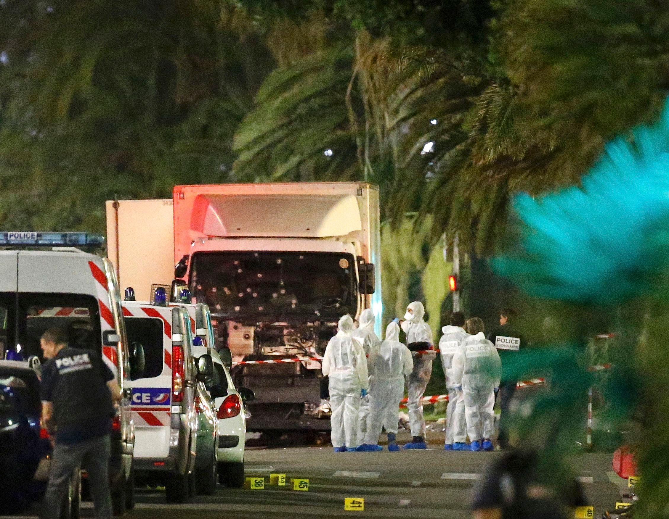 Rettungskräfte und Polizei an der Unglücksstelle in Nizza.