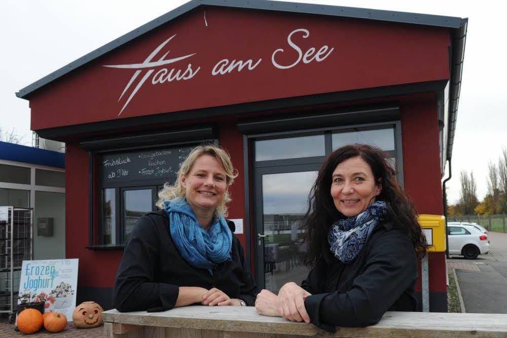 Saskia Wurbs (links) und Kerstin Witzel betreiben gemeinsam das „Haus am See“ in Seeburg. Sie feiern eine gelungenen Einstand.