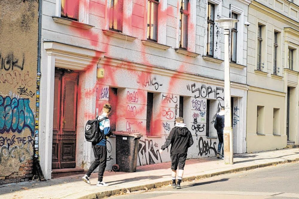 Die beschmierte Fassade zeugt vom Protest gegen das Haus der Identitären Bewegung.