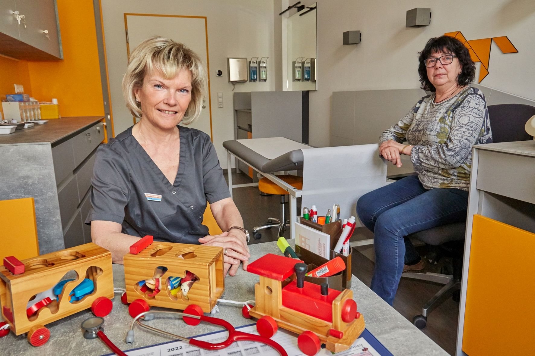 Kinderärztin Dr. Heike Hüfner (l.) und Logopädin Uta Richter haben ihre Praxen in der alten Post eröffnet.