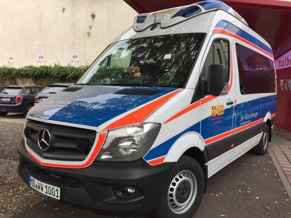 Der „Wünschewagen“ des Arbeitersamariterbundes ermöglicht schwer kranken Menschen Fahrten zu ihnen wichtigen Zielen, die sie jedoch aus eigener Kraft nicht mehr erreichen können. Am Freitag wird der Wagen in Freyburg präsentiert.