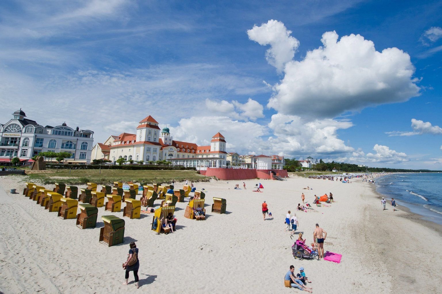 Der Strand von Binz - hier könnte der Urlaub durch höhere Löhne der Angestellten teurer werden.