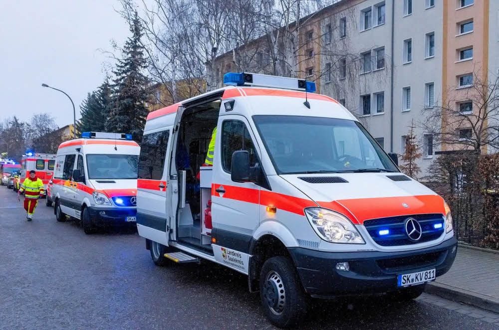 Ein Großaufgebot von Rettungs- und Feuerwehrfahrzeugen eilte jeweils zu den Brandorten.