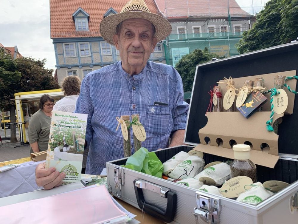 Majoranbotschafter Alfred Funke hat seinen Kräuterkoffer immer dabei.