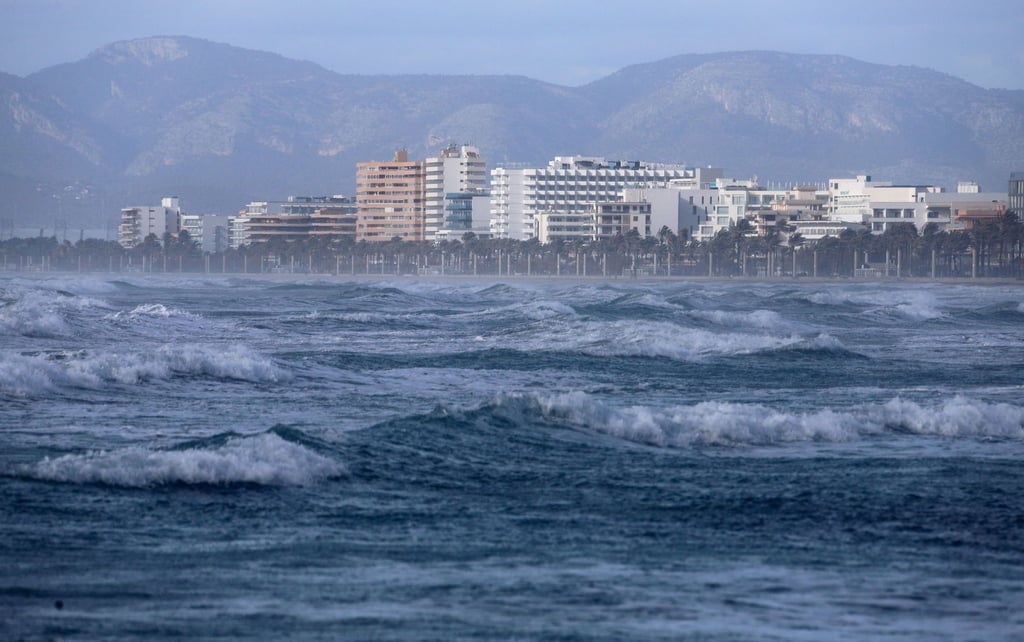 Starker Wellengang an einem Strand auf Mallorca. (Archivbild)