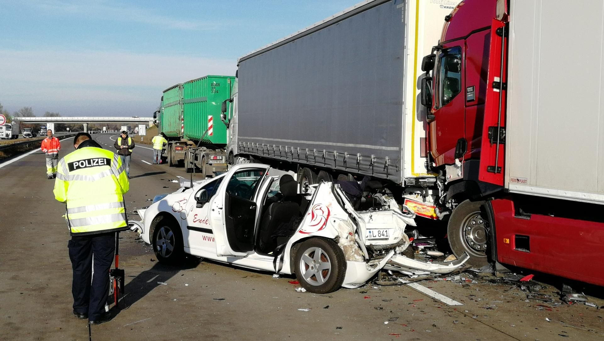 Polizisten untersuchen am 4.12. einen Verkehrsunfall auf der Autobahn 9 bei Wiedemar in Richtung Dessau.
