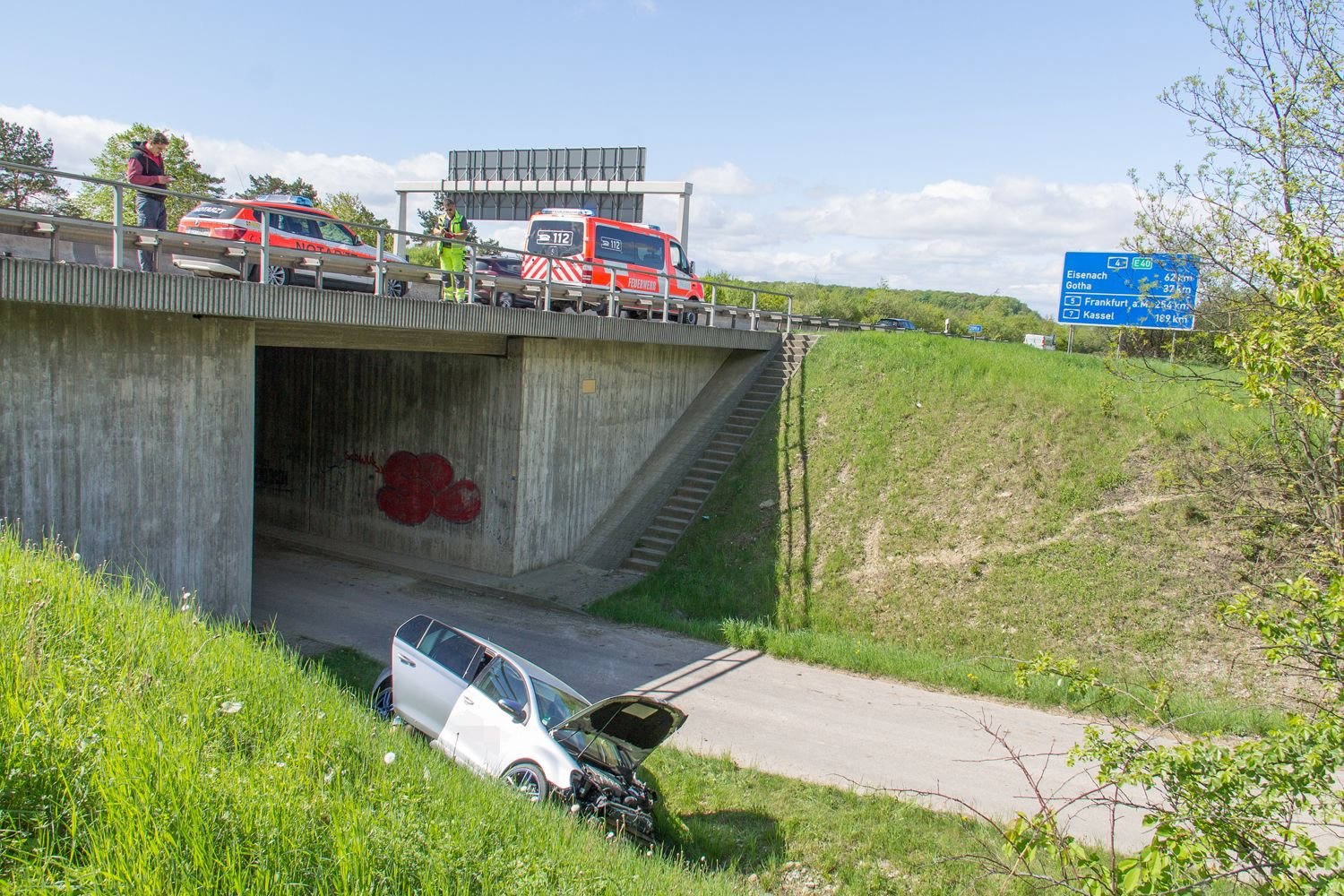 Diesen Absturz von der Brücke auf der A4 Richtung Erfurt überlebten Metallica-Fans aus Karlsruhe unverletzt.