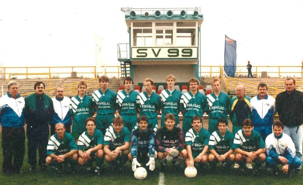 Die Mannschaft des SV Merseburg 99 nach ihrem Aufstieg in die NOFV-Oberliga 1991.