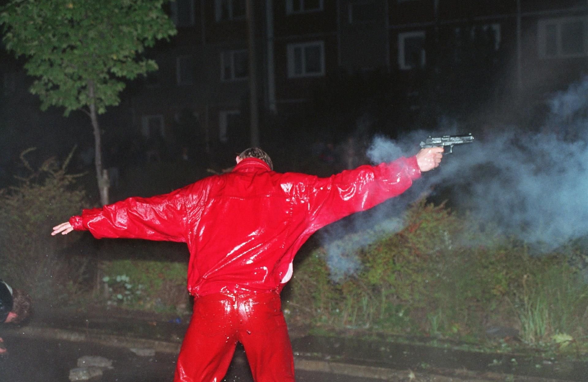 Ein von Wasserwerfern durchnässter Randalierer gibt in der Nacht zum 26. August 1992 wahllos Schüsse mit seiner Gaspistole ab.