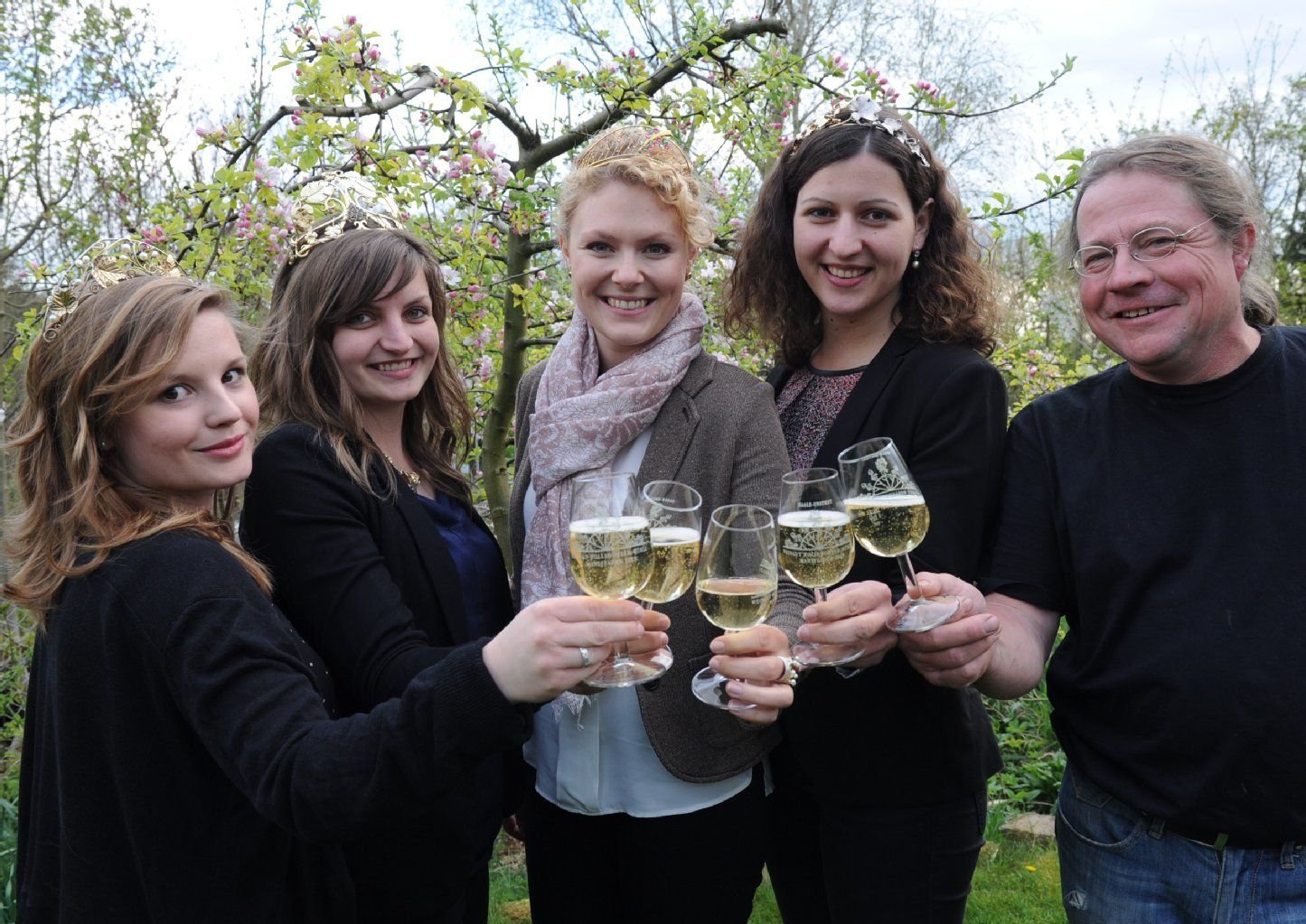 Weinköniginnen zu Gast im Weingut Rollsdorfer Mühle: Josophine Franke (Höhnstedter Weinprinzessin), Susanne Rothe (Weinkönigin von Saale-Unstrut), Janina Huhn (Deutsche Weinkönigin), Kathrin Schnitzius (Deutsche Weinprinzessin) und Renè Schwalbe