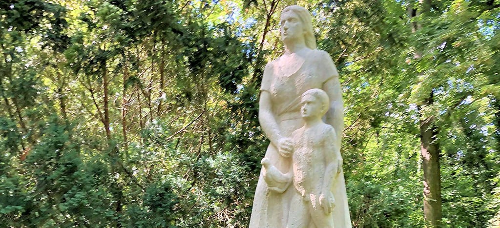 Das Denkmal ?Mutter, Kind mit Taube? auf dem Alten Friedhof in Weißenfels konnte jetzt dank zahlreicher Spender saniert werden.