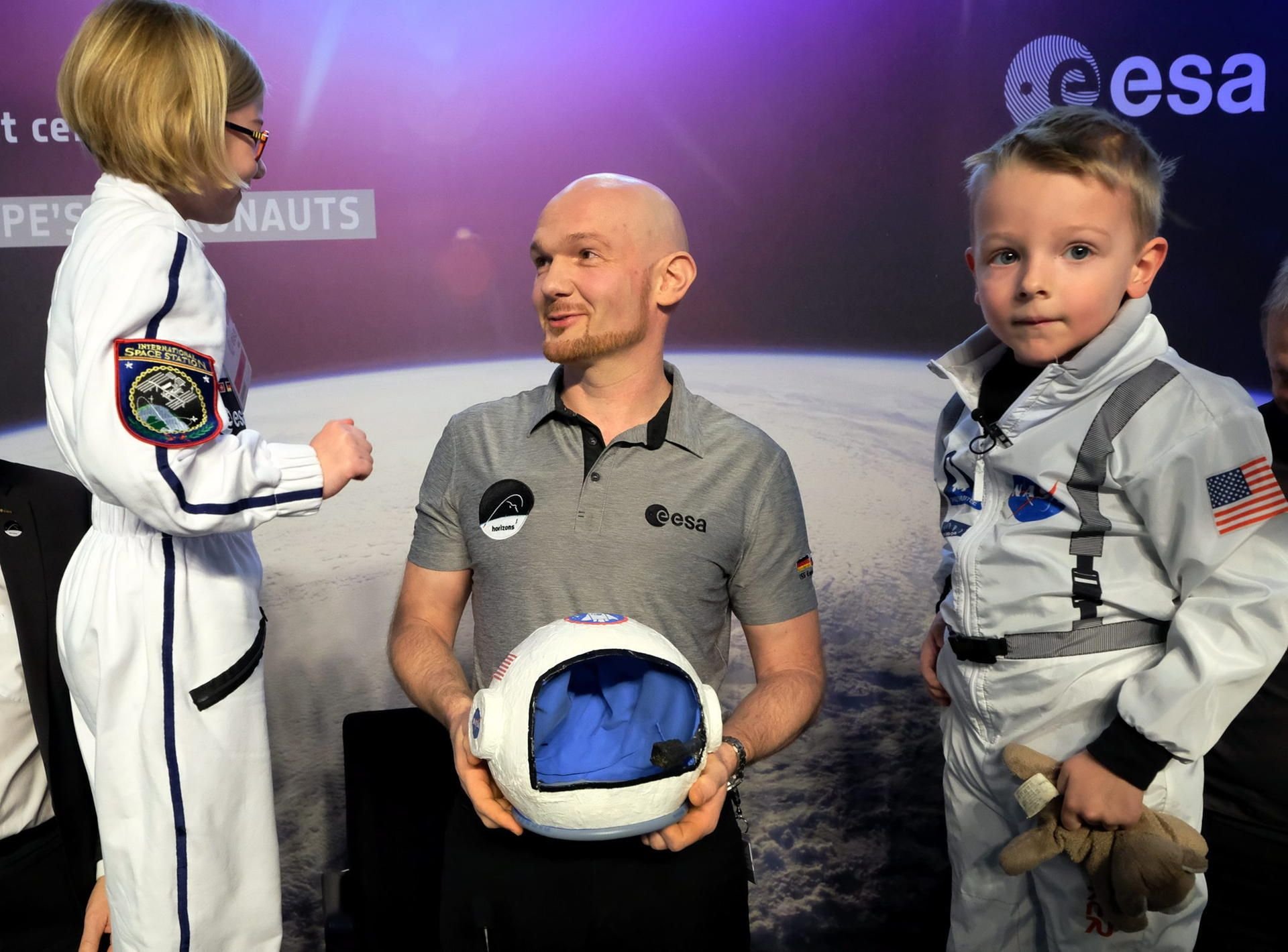 Astronaut Alexander Gerst am Samstag in Köln mit zwei jungen Fans