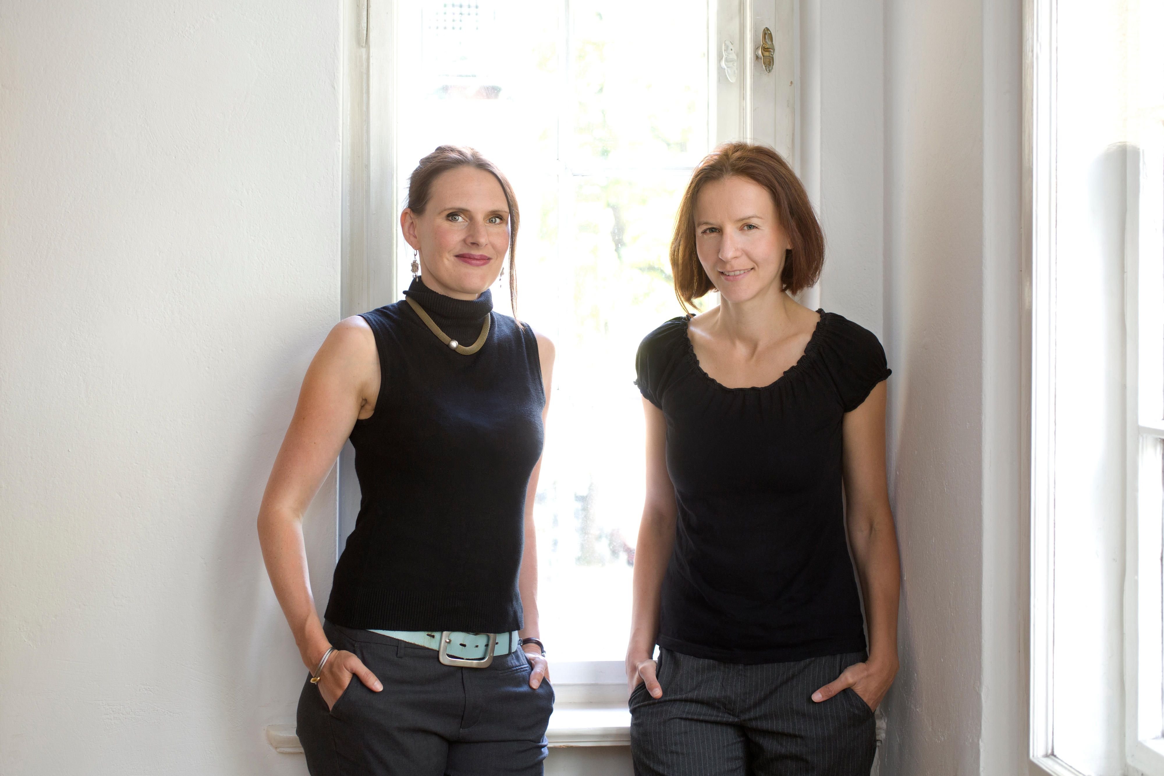 Denise Wilk und Alina Bronsky. Zusammen haben sie die „Abschaffung der Mutter“ geschrieben.