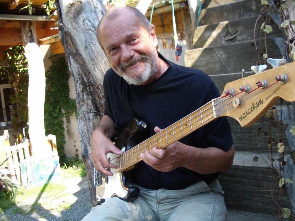 Klaus Renft im Jahr 2005 mit seinem Bass im Garten seines Hauses im thüringischen Löhma