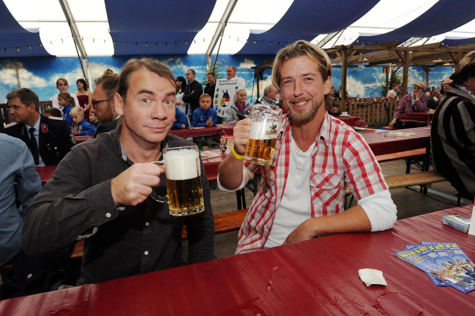 Das Kult-Duo Elsterglanz nutzte seine Sommerpause für einen Besuch der Eisleber Wiese. Nun setzen Gilbert „Gilli“ Rödiger und Sven Wittek ihre erfolgreiche Tour fort.