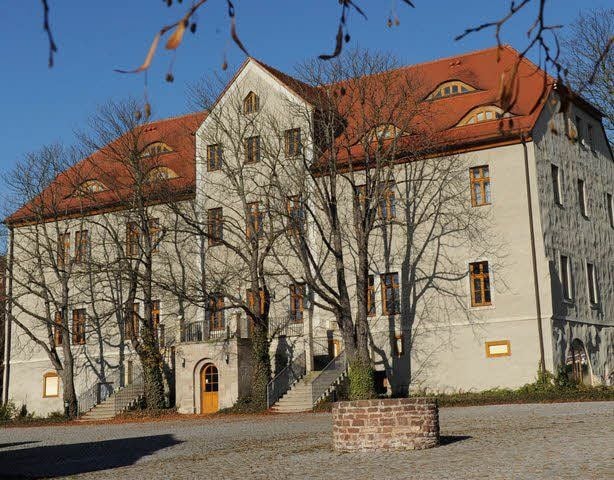 Zum größten Teil sind syrische Familien mit kleinen Kindern in das ehemalige Herrenhaus (rechts) eingezogen.