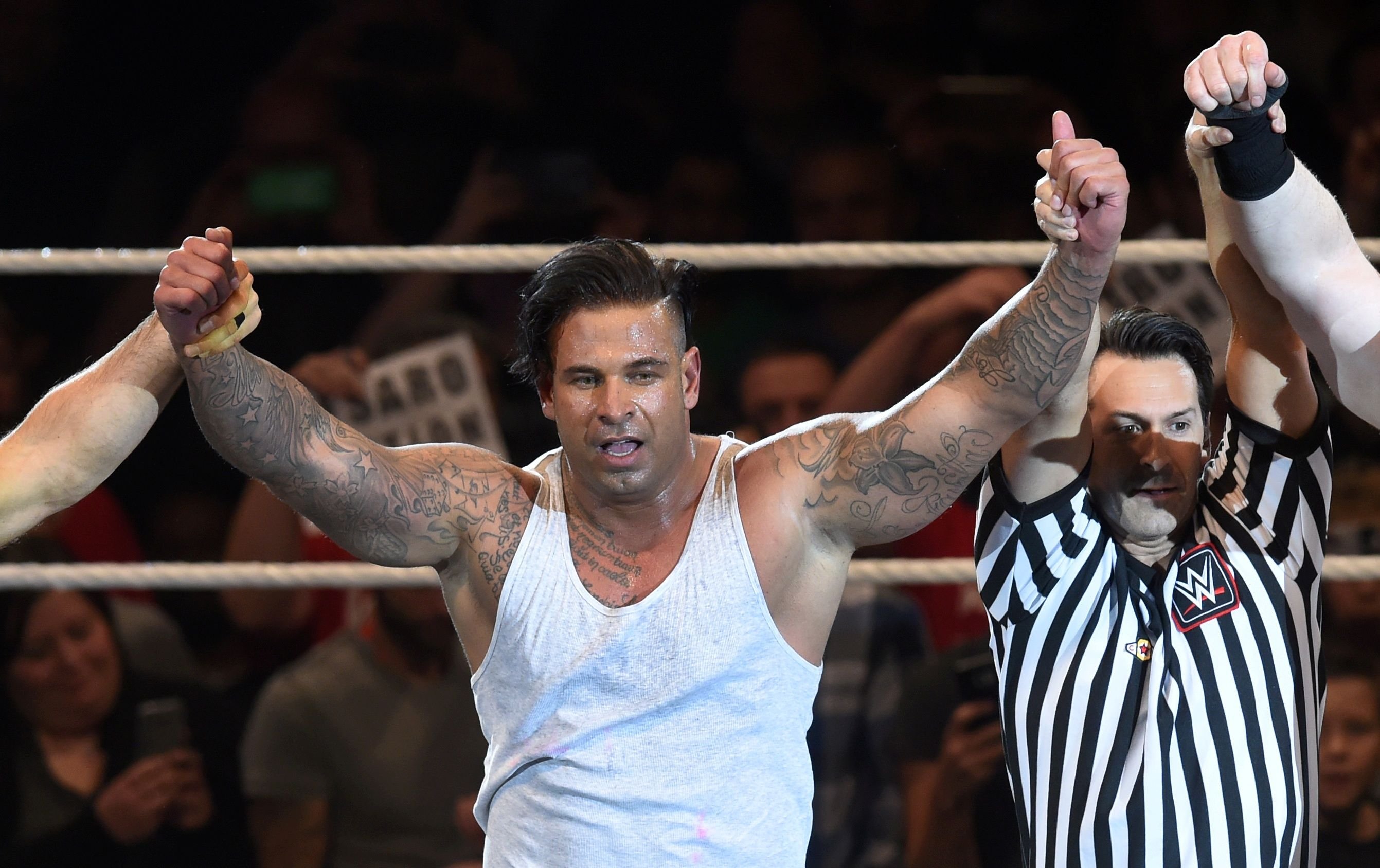 „The Machine“ in Jubelpose: Tim Wiese startet mit einem Sieg in den Wrestling-Zirkus.