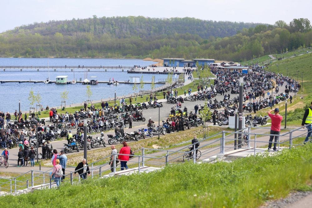 Viel los am 1. Mai 2019 an der Marina Braunsbedra: Sie war Ziel einer Motorradausfahrt mit rund 1.350 Teilnehmern.